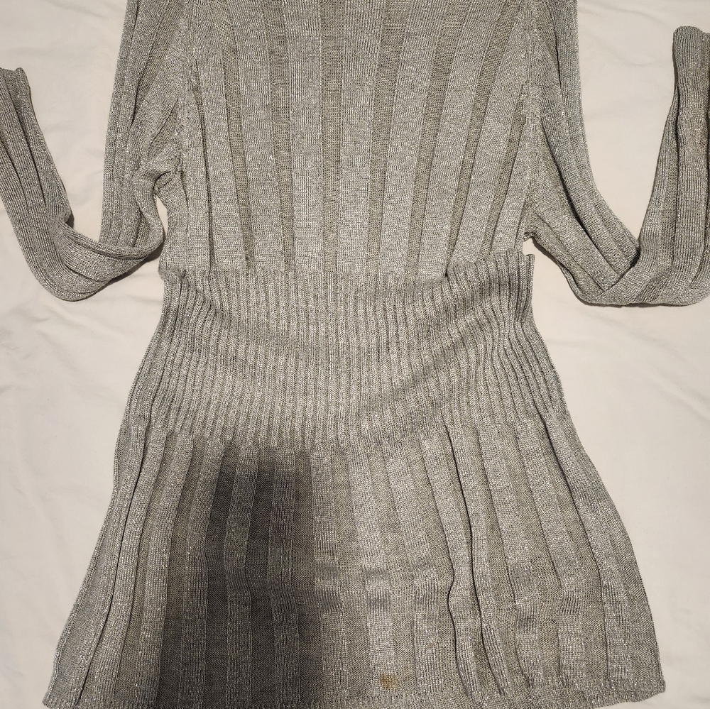 Joseph A silky elgant light sweater. Long sleeves. In Silver n shiny color.